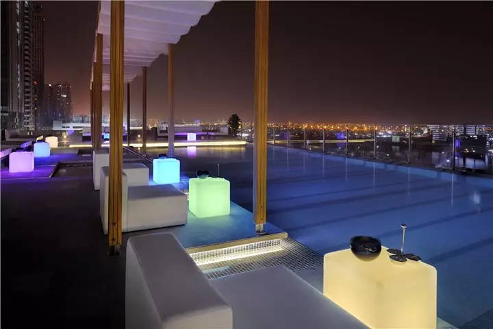 استخر هتل پنج ستاره کرون پلازا